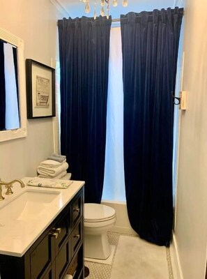 Secador de cabelo, toalhas de banho, sabonete, papel higiênico