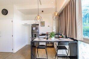 Kühlschrank, Ofen, Wasserkocher mit Kaffee-/Teezubehör, Mixer