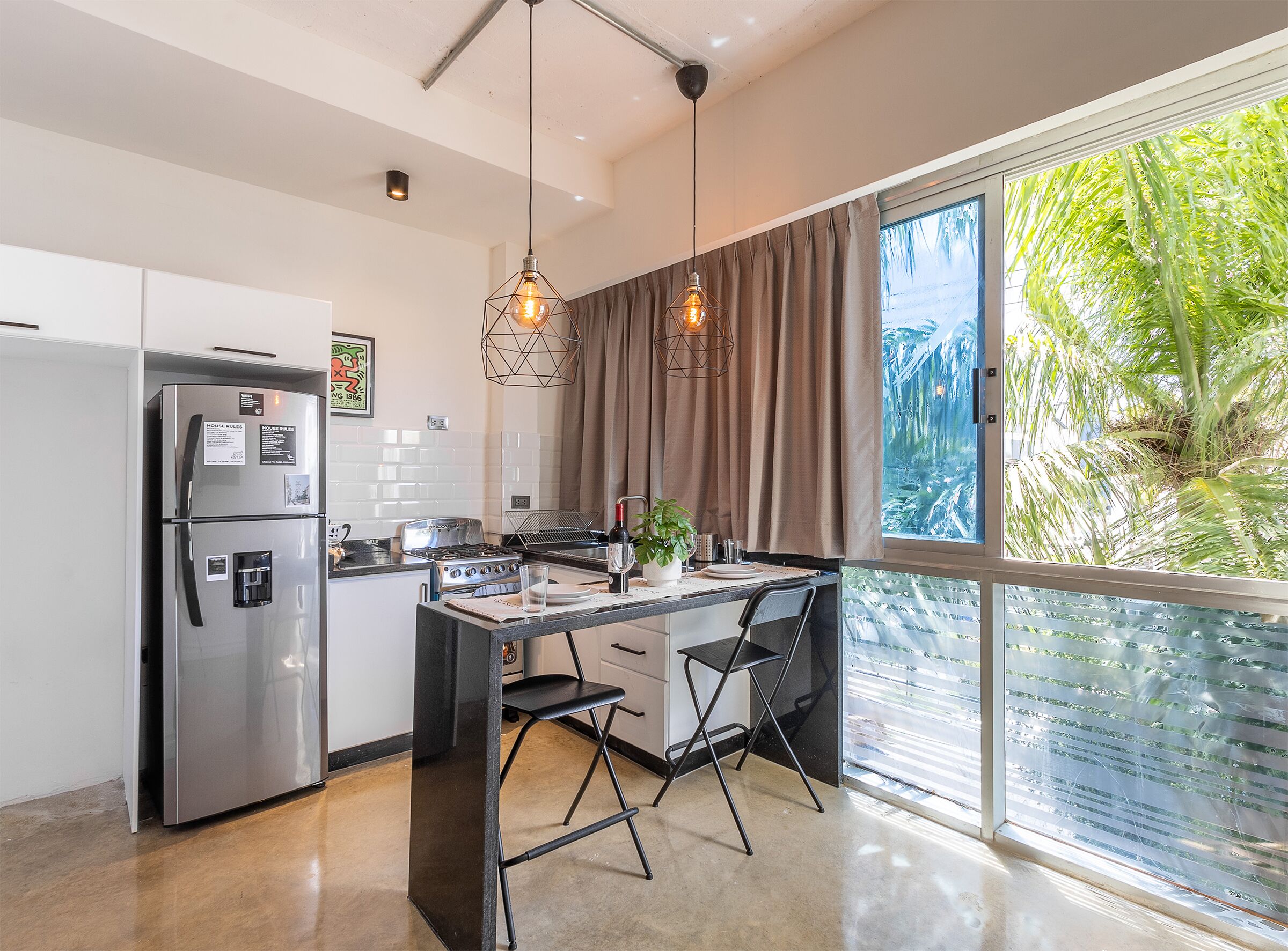 ثلاجة، فرن، ماكينة لصنع القهوة/الشاي، خلاط