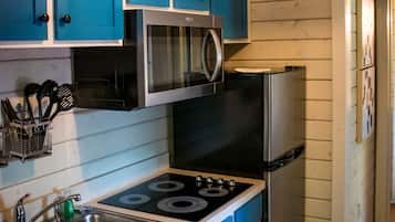 Cabaña básica | Cocina privada | Frigorífico pequeño, microondas, placa de cocina y lavavajillas