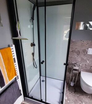 Douche, serviettes fournies, savon, papier toilette