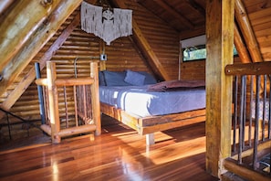 Traditional Cabin | 2 bedrooms, free WiFi, bed sheets