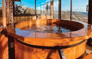 Cabane Familiale, plusieurs lits, bain à remous, vue ville | Terrasse/Patio
