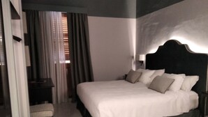 A hotel room with a large bed, a desk, and a chair. - Splendid Suite with Sea View Terrace  (Positano)