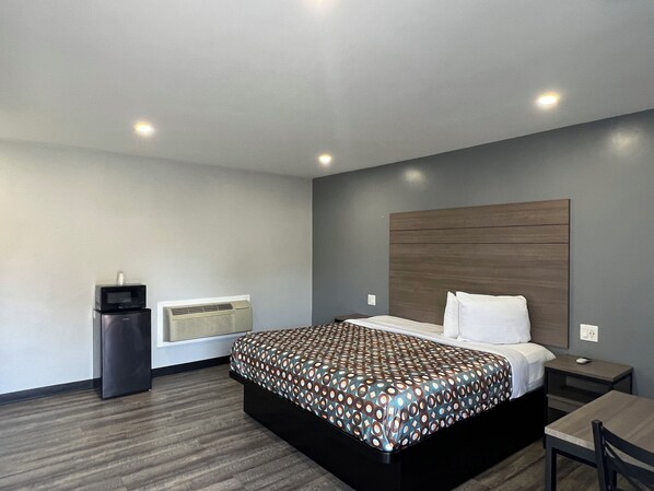 Deluxe Room | Egyptian cotton sheets, premium bedding, free WiFi, bed sheets - Sunshine Motel (Long Beach)