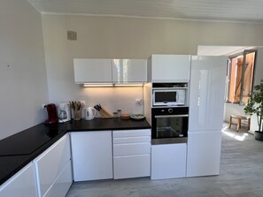 Réfrigérateur, micro-ondes, four, plaque de cuisson