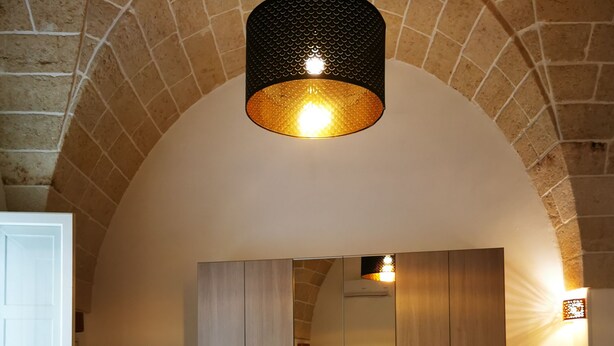 A bedroom with a bed, a wardrobe, and a mirror. - Finely renovated apartment in the center of Grottaglie (Grottaglie)