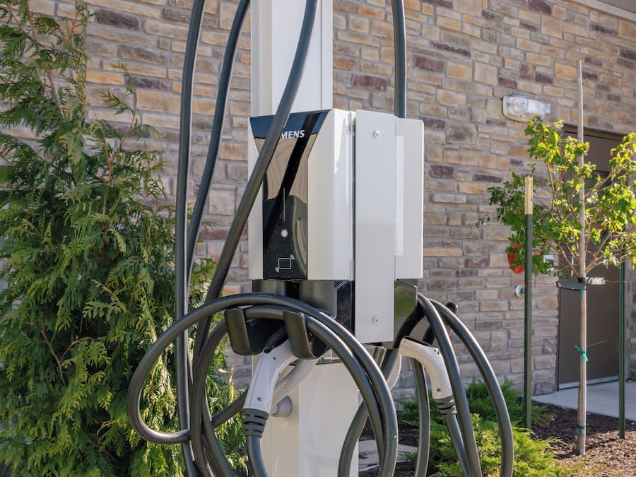 Electric vehicle charging station
