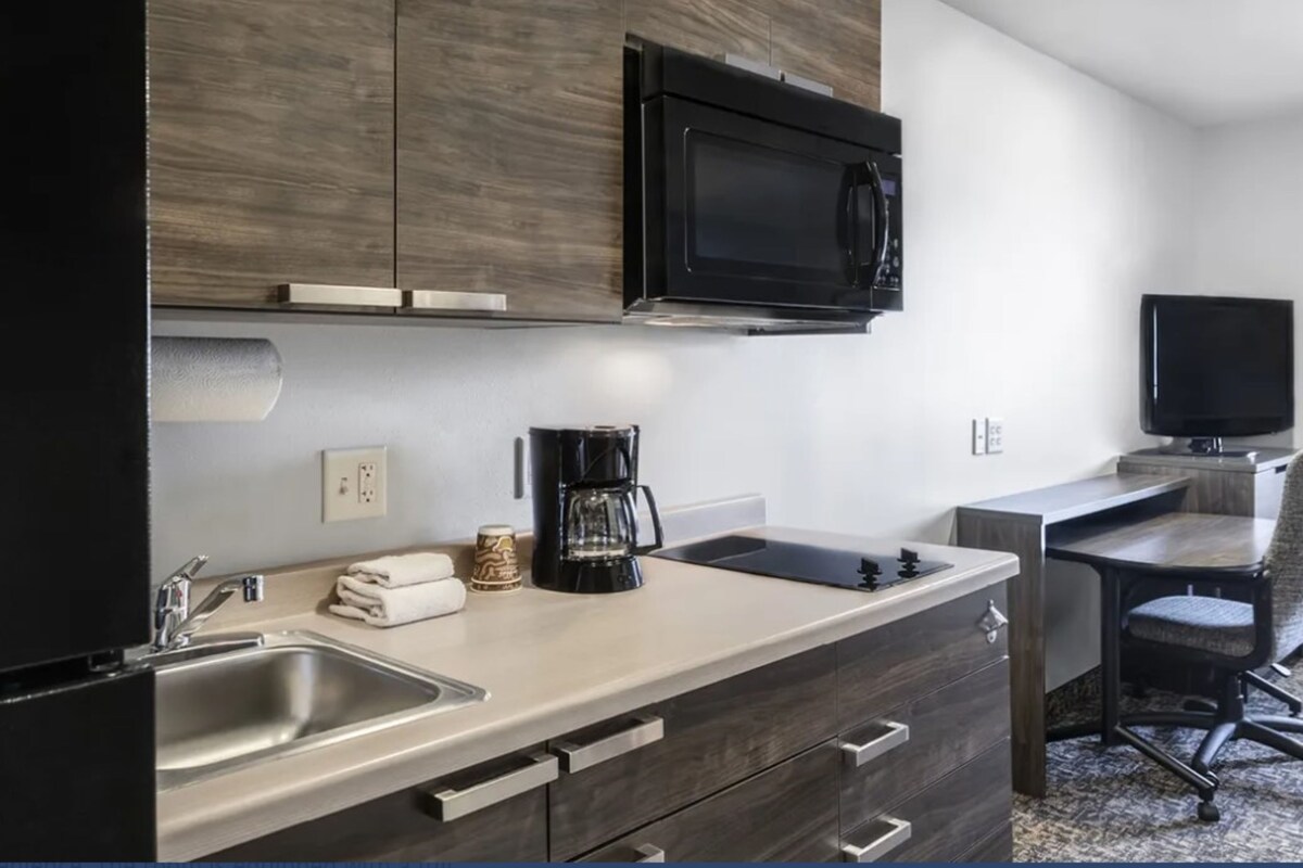 Private kitchen | Coffee/tea maker, full-size fridge, microwave, stovetop
