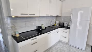 Apartamento Deluxe | Cocina privada | Frigorífico grande, microondas, horno y placa de cocina