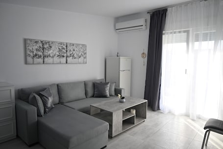 Smart TV 140 cm con canales de televisión por cable, televisión. Doukas Aparthotel