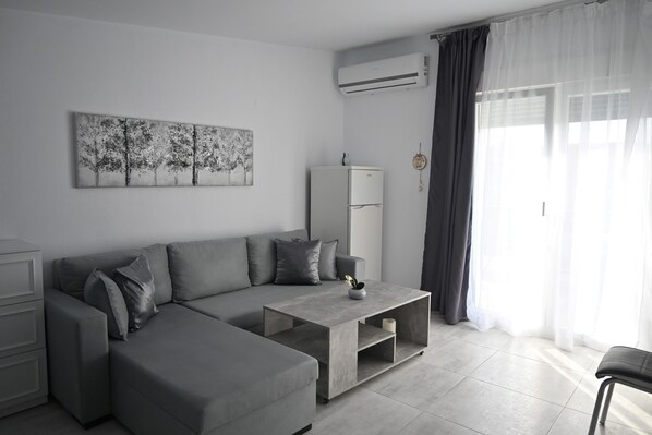 舒适客房 | 起居区 | 140-厘米智能电视 （配备有线频道）、电视