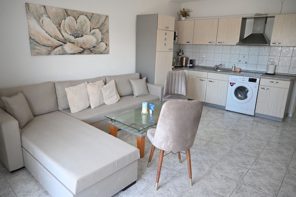 Deluxe Apartment | Living area