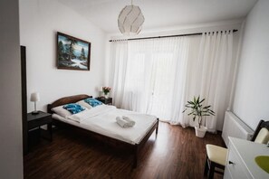 1 dormitorio, tabla de planchar con plancha, wifi y ropa de cama