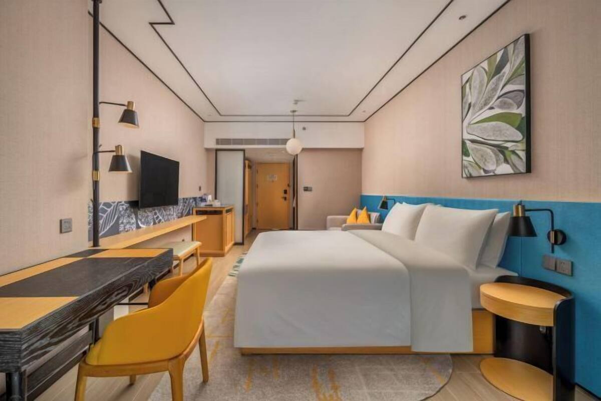 Down duvets, in-room safe, desk, blackout curtains