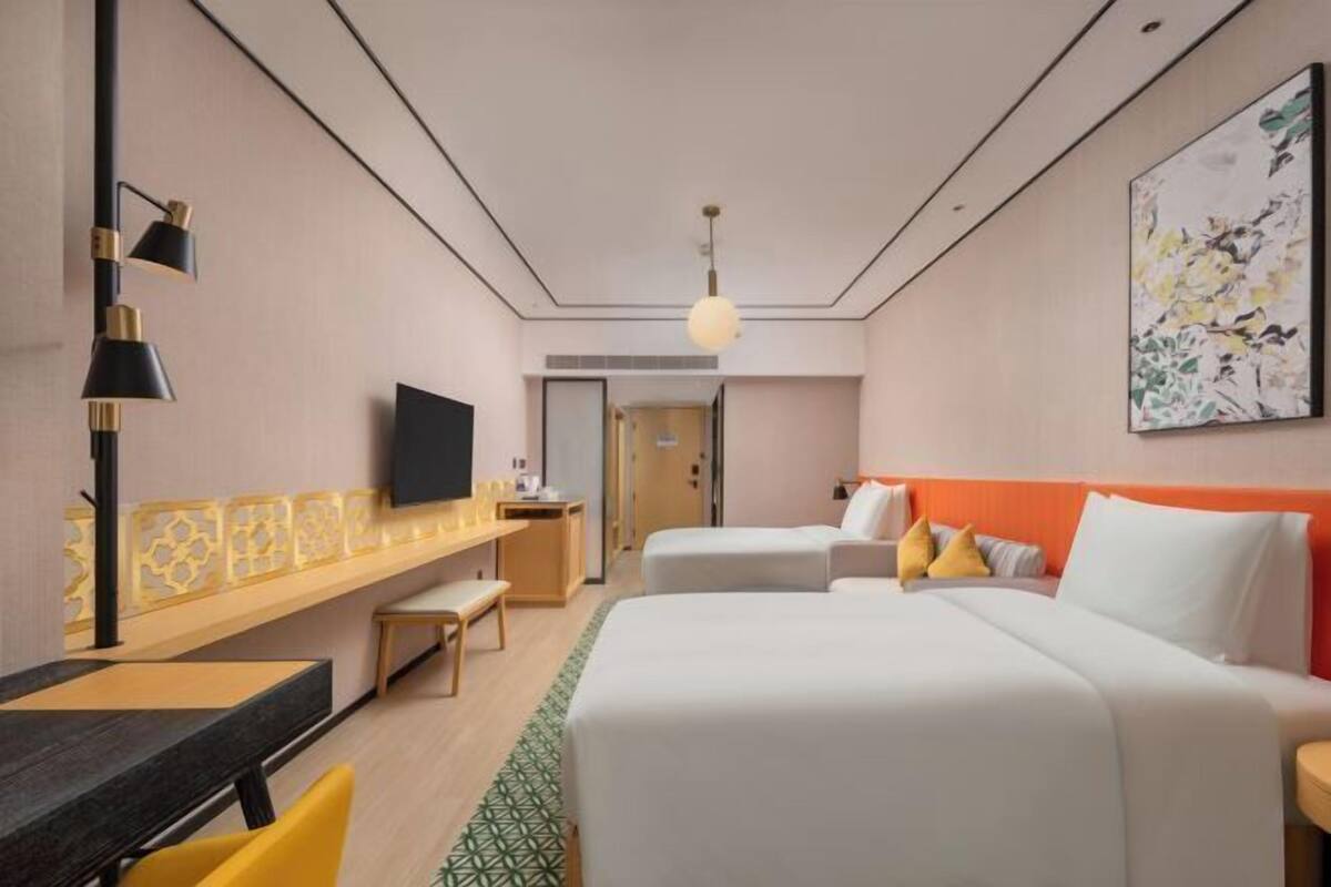 Down duvets, in-room safe, desk, blackout curtains