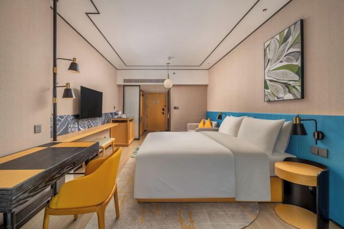 Garden Queen Room
