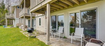 Ski-In/Ski-Out Bromley Mtn Condo: Wood Fireplace!