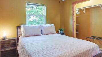 2 bedrooms, desk, internet, bed sheets