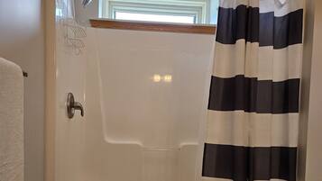 Douche, serviettes fournies, savon, shampoing