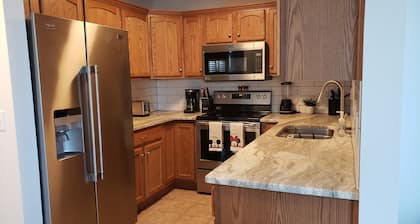 Spacious condo just minutes to the sports complex, ferry launch & Cedar Point!