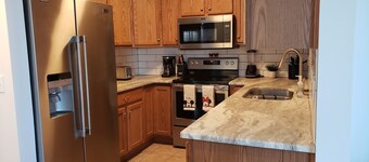 Spacious condo just minutes to the sports complex, ferry launch & Cedar Point!