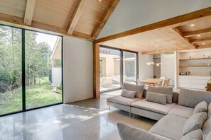 TV, peis og kontorer