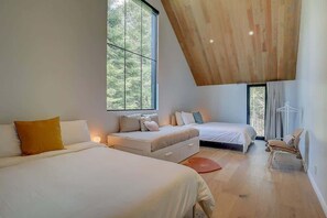 3 bedrooms, iron/ironing board, WiFi, bed sheets