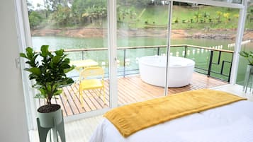Cabaña superior, 1 habitación, hidromasaje, sobre el agua | Minibar, wifi gratis y ropa de cama