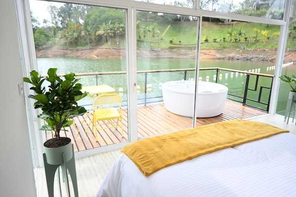 Superior-mökki, 1 makuuhuone, poreamme, veden päällä | Minibaari, ilmainen Wi-Fi, vuodevaatteet