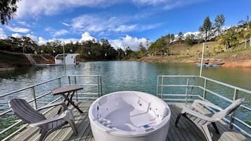 Cabaña panoråmica, vista al lago, sobre el agua | Terraza o patio