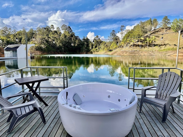 Cabane Panoramique, vue lac, sur l'eau | Terrasse/Patio