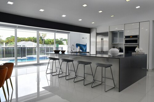 Miami Luxury Escape w/Heated Pool/Jacuzzi & BBQ