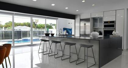 Miami Luxury Escape w/Heated Pool/Jacuzzi & BBQ