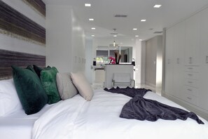 5 bedrooms, desk, iron/ironing board, travel crib