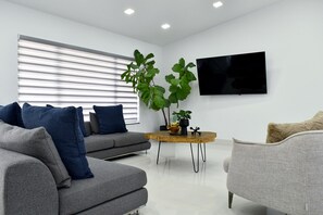 Una Smart TV, una chimenea