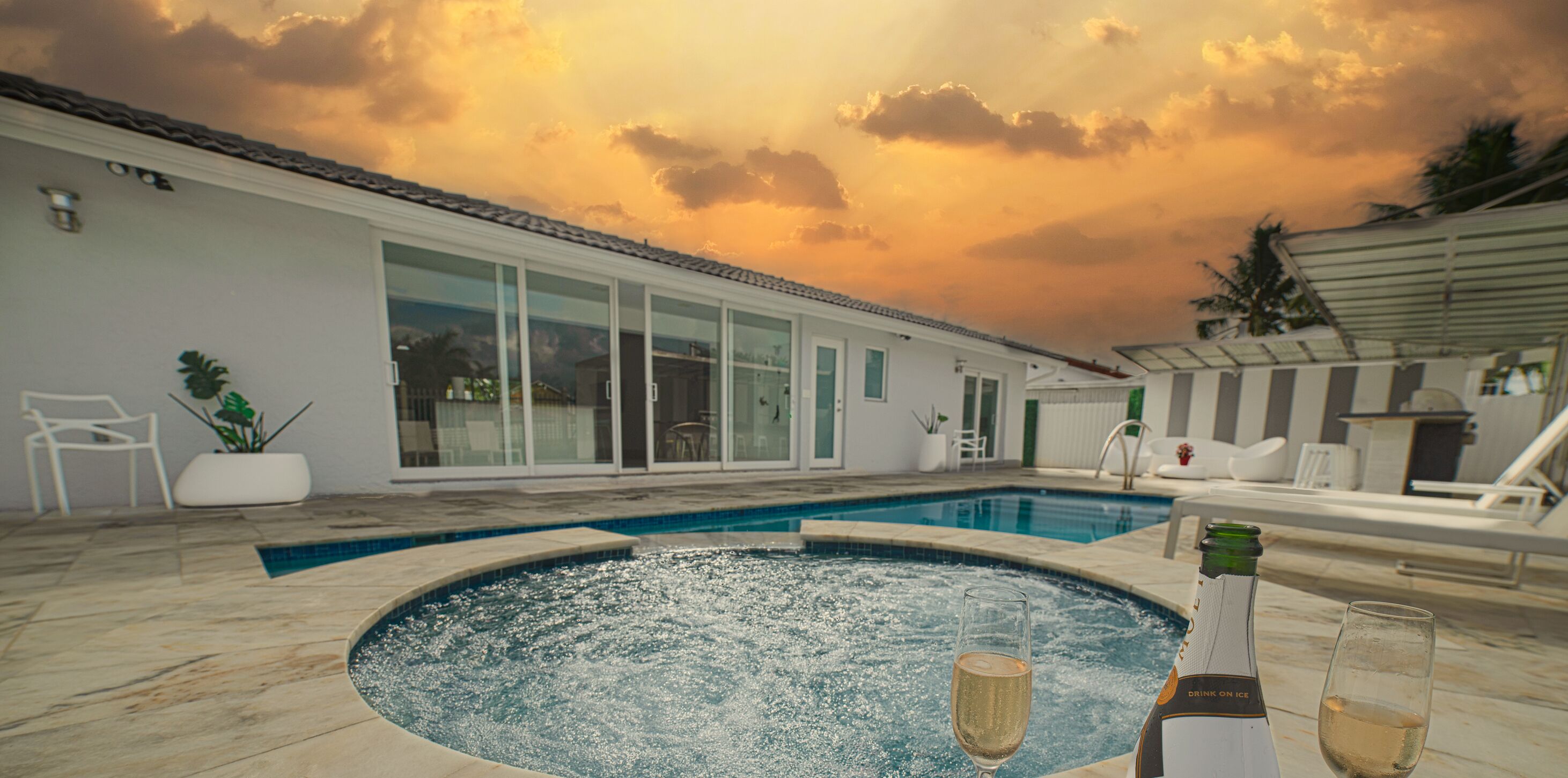 💎 Luxury House with  BBQ, Hot tub, Heated Pool & Wifi