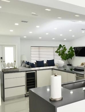 Smart TV, fireplace