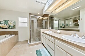 Combined shower/tub, hair dryer, towels