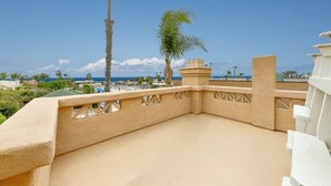 A balcony with a view of the sea, palm trees, and a clear sky. - Walk to Village/Beach/A/C/EV Charger/Parking (La Jolla)