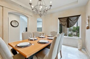 Dining - Walk to Village/Beach/A/C/EV Charger/Parking (La Jolla)
