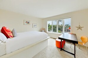 3 bedrooms, desk, iron/ironing board, free WiFi - Walk to Village/Beach/A/C/EV Charger/Parking (La Jolla)