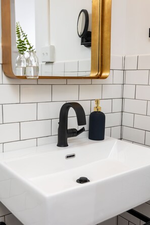 City-Einzelzimmer | Badezimmer | Kostenlose Toilettenartikel, Haartrockner, Handtücher, Seife