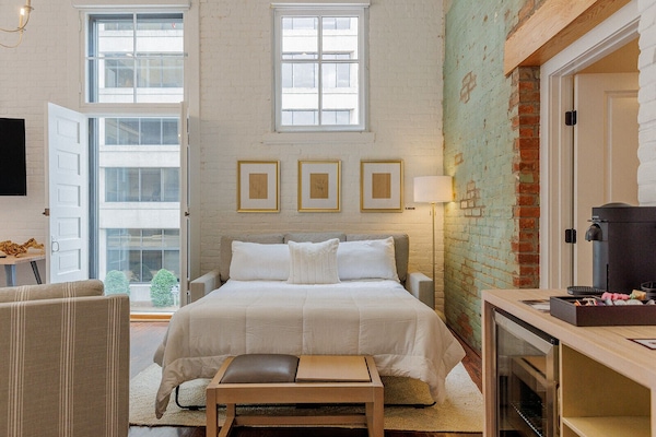 Signature Studio Suite | Hypo-allergenic bedding, free WiFi, bed sheets