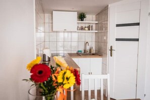 Kühlschrank, Herdplatte, Wasserkocher, Kochgeschirr/Geschirr/Besteck