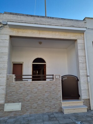 Exterior detail - Dwelling "Horse Cliff" (Torre Santa Sabina)