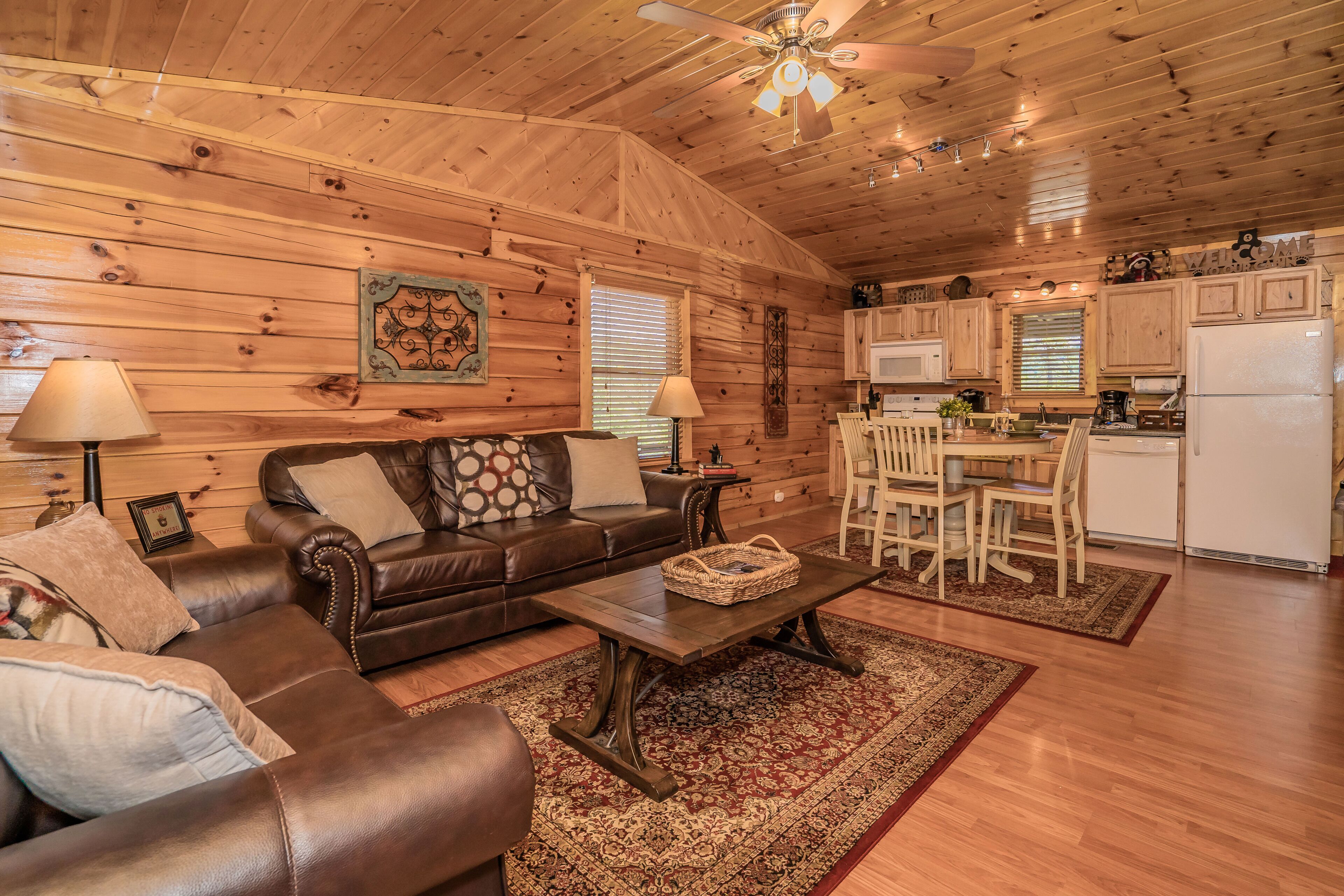 Älytelevisio, takka, kirjoja