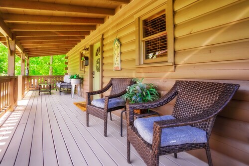 Get Hip ~ Close 2 Attractions - Hot tub - Firepit - King Suite - Flat Drive