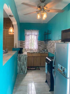 Micro-ondes, four, cafetiĂšre/bouilloire, grille-pain