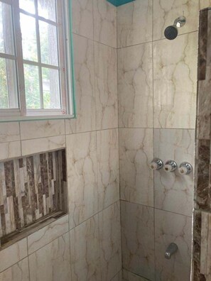 Ducha, secador de pelo, toallas